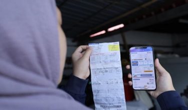 KUALA LUMPUR, 30 Jun -- Pengguna Syahirah Al'numan melihat bil elektrik ketika tinjauan fotoBernama di sekitar Kuala Lumpur hari ini.Keputusan kerajaan untuk mengekalkan tarif elektrik kepada semua pengguna di Semenanjung hingga 31 Disember ini amat melegakan dalam meringankan beban akibat inflasi dan kenaikan kos sara hidup.--fotoBERNAMA (2024) HAK CIPTA TERPELIHARA