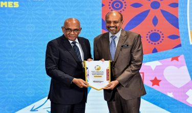 Setiausaha Agung AFC Datuk Seri Windsor John (kiri) menyampaikan tanda penghargaan kepada Ketua Setiausaha, Kementerian Belia dan Sukan (KBS), Ts Dr Nagulendran Kangayatkarasu semasa Persidangan Perubatan AFC ke-8 Kuala Lumpur 2025 di AFC House, Bukit Jalil/ Foto BERNAMA