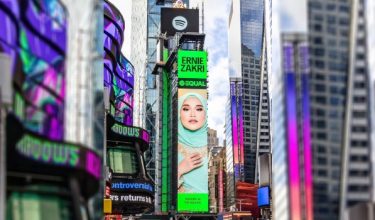 Wajah Ernie Zakri sekali lagi menghiasi Billboard Times Square New York