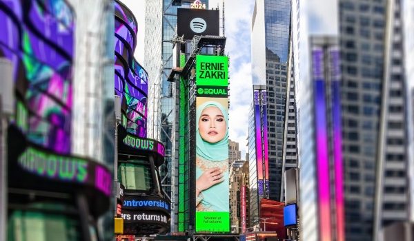 Wajah Ernie Zakri sekali lagi menghiasi Billboard Times Square New York