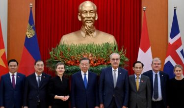 Gambar bersama delegasi pada majlis menandatangani Perjanjian Perdagangan Bebas Vietnam EFTA di Hanoi/Foto AFP