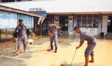 Anggota TLDM membersihkan kawasan banjir di Pulau Pangkor