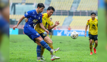 Pemain Negeri Sembilan FC Yusuke Minagawa diasak pemain Sabah FC Jose Angle Alonso Martin pada aksi Liga Super di Stadium Tuanku Abdul Rahman, Paroi, hari ini.