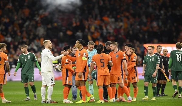 Pemain Belanda dan Lithuania berjabat tangan selepas tamat perlawanan kelayakan Piala Dunia di Amsterdam dengan keputusan Belanda menang 4-0 dan layak ke Piala Dunia 2026/ AFP