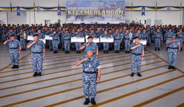 Panglima Tentera Udara Jeneral Datuk Seri Muhamad Norazlan Aris (tengah) bergambar bersama penerima-penerima anugerah pada majlis Sambutan Hari Anugerah Kecemerlangan TUDM 2025 di Pangkalan Udara Subang hari ini./Foto BERNAMA
