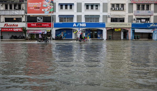 Keadaan banjir di Pekan Kangar, akibat limpahan air sungai pada 27 November 2025/BERNAMA
