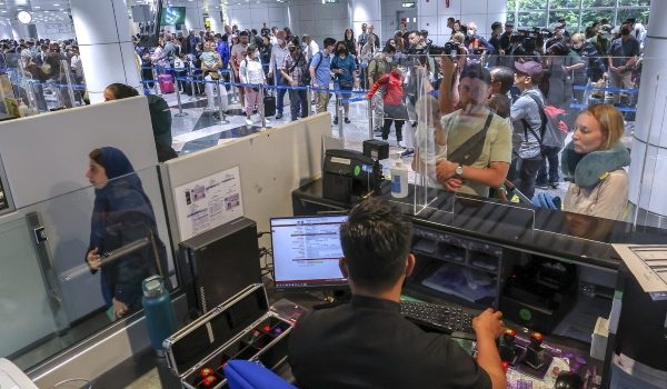 Gambar arkib pegawai Imigresen ketika melakukan pemeriksaan dokumen perjalanan pengembara asing di kaunter pemeriksaan Imigresen KLIA/Foto BERNAMA