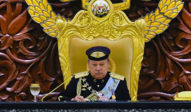 Sultan Ibrahim berkenan menyampaikan Titah Diraja pada Istiadat Pembukaan Mesyuarat Pertama Penggal Kelima Parlimen ke-15 di Bangunan Parlimen hari ini./ foto BERNAMA