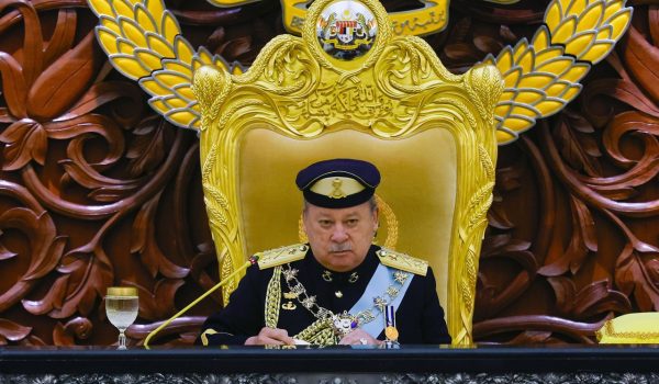 Sultan Ibrahim berkenan menyampaikan Titah Diraja pada Istiadat Pembukaan Mesyuarat Pertama Penggal Kelima Parlimen ke-15 di Bangunan Parlimen hari ini./ foto BERNAMA