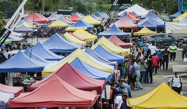 GOMBAK, 7 Mei -- Orang ramai tidak melepaskan peluang membeli juadah berbuka puasa pada hari terakhir bazaar di Selangor beroperasi ketika tinjauan di Bazaar Greenwood hari ini. 
Semua operasi bazar Ramadan di Selangor tidak dibenarkan beroperasi mulai Sabtu ini berikutan peningkatan kes jangkitan COVID-19.
--fotoBERNAMA (2021) HAK CIPTA TERPELIHARA