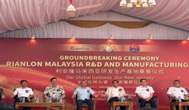 Datuk Onn Hafiz Ghazi ketika hadir pada majlis pecah tanah Rianlon Corporation di Pasir Gudang,  Johor 
Bahru.