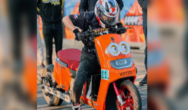 Pelumba GGR, Muhammad Fathi bersama jentera EV yang dihasilkan oleh GGR Motor.