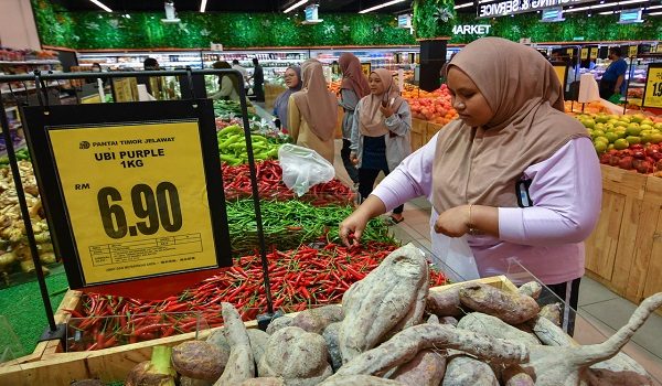 BACHOK, 5 Jan -- Orang ramai membeli barangan keperluan harian ketika tinjauan di Pasaraya Pantai Timor di Bandar Baru, Jelawat hari ini. 

Harga barang dan makanan bakal melonjak sehingga lebih 10 peratus tahun ini, berdasarkan kepada unjuran kadar inflasi yang dijangka meningkat kepada enam hingga tujuh peratus.

Bank Negara Malaysia (BNM) memaklumkan, inflasi dijangka kekal tinggi 2023 berikutan tekanan permintaan dan kos, harga komoditi global akibat konflik di Ukraine dan gangguan bekalan berlarutan yang ketika ini ditangani oleh kawalan harga dan subsidi.

--fotoBERNAMA (2023) HAK CIPTA TERPELIHARA