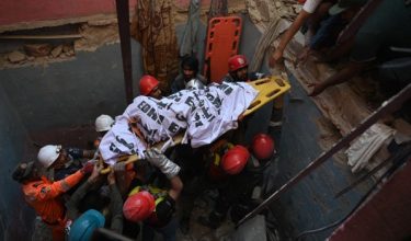 Anggota penyelamat mengeluarkan mayat mangsa di celah runtuhan bangunan yang musnah akibat letupan, di Karachi pada 19 Februari 2026/AFP