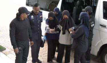 Tertuduh diiring anggota polis ke Mahkamah Bukit Mertajam /Foto RTM