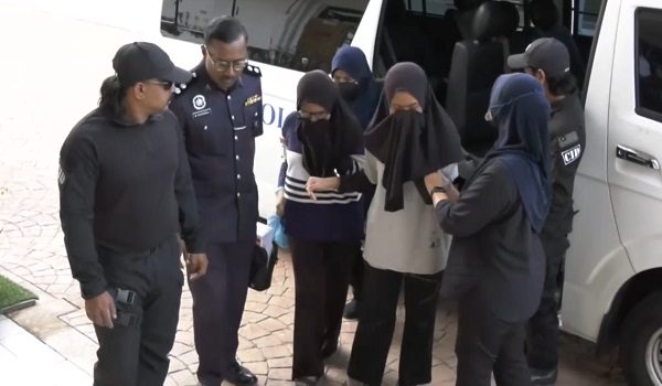 Tertuduh diiring anggota polis ke Mahkamah Bukit Mertajam /Foto RTM
