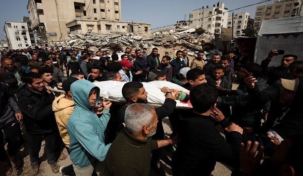 Rakyat Palestin mengusung jenazah yang terkorban diserang Zionis /Foto Reuters