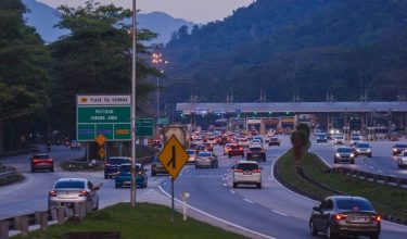 KUALA LUMPUR, 18 Mac -- Aliran trafik di Plaza Tol Gombak ke arah Pantai Timur bergerak perlahan berikutan pertambahan kenderaan warga kota yang pulang ke kampung halaman ketika tinjauan sempena Hari Raya Aidilfitri yang akan disambut tidak lama lagi.

--fotoBERNAMA (2026) HAK CIPTA TERPELIHARA