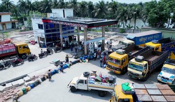Masyarakat di Dhaka beratur panjang mengisi minyak di stesen minyak/Foto VIORY