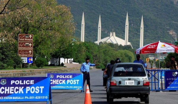 Pegawai polis mengawal kenderaan di sekatan jalan raya di Islamabad menjelang rundingan damai AS-Iran/Foto REUTERS