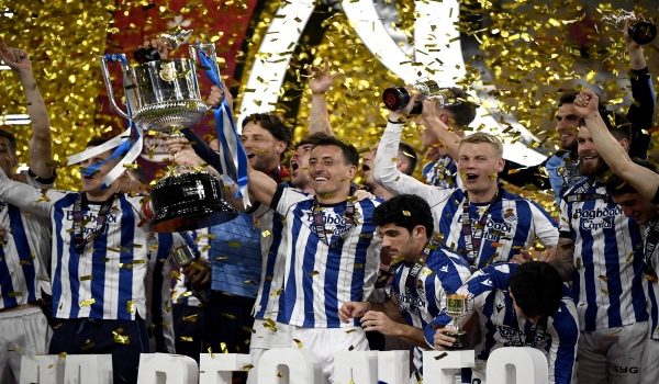 Penyerang Sepanyol Mikel Oyarzabal bersama rakan sepasukan meraikan kejayaan dengan trofi selepas Copa del Rey di Stadium La Cartuja, Seville, pada 18 April 2026, selepas Real Sociedad menewaskan Atletico Madrid 4-3 menerusi penalti.
