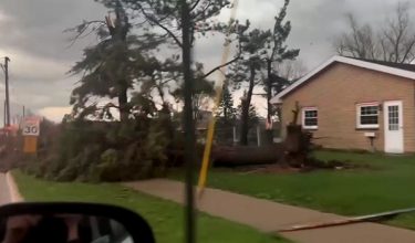 Kawasan perkampungan Lena, Illinois terjejas akibat puting beliung/ REUTERS