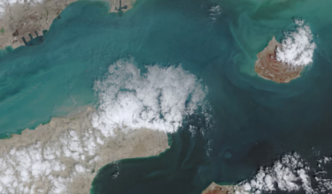 Imej satelit menunjukkan pergerakan kapal di Selat Hormuz/ REUTERS