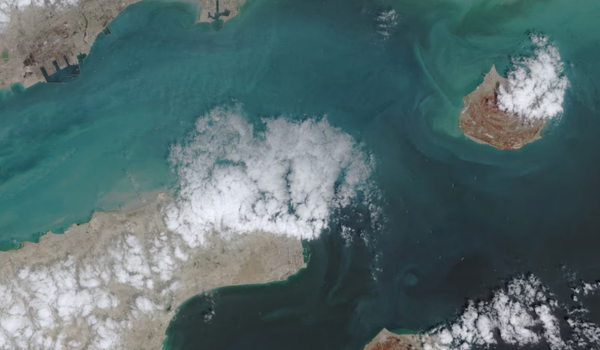 Imej satelit menunjukkan pergerakan kapal di Selat Hormuz/ REUTERS