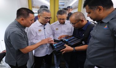 Menteri Komunikasi Datuk Fahmi Fadzil (dua, kiri) menyertai sesi ujian kelajuan dan kualiti liputan selular sepanjang laluan Kereta Api Elektrik (ETS) dari KL Sentral ke Segamat, Johor hari ini. /Foto BERNAMA