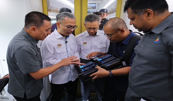 Menteri Komunikasi Datuk Fahmi Fadzil (dua, kiri) menyertai sesi ujian kelajuan dan kualiti liputan selular sepanjang laluan Kereta Api Elektrik (ETS) dari KL Sentral ke Segamat, Johor hari ini. /Foto BERNAMA