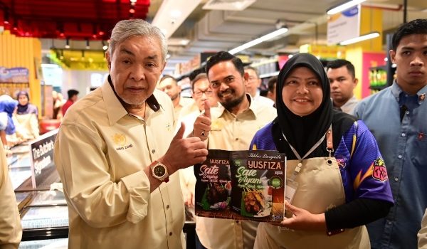 Timbalan Perdana Menteri Datuk Seri Dr. Ahmad Zahid Hamidi melawat RisSMart Grocer di Shah Alam, hari ini.