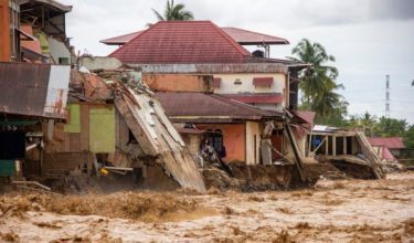 Beberapa buah rumah rosak akibat banjir kilat berhampiran tebing sungai di Padang, Sumatera Barat pada November 2025/Foto REUTERS