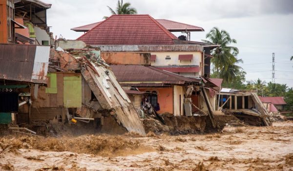 Beberapa buah rumah rosak akibat banjir kilat berhampiran tebing sungai di Padang, Sumatera Barat pada November 2025/Foto REUTERS