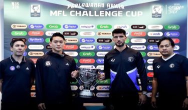 Pengendali Sabah, Juan Torres Garrido (kiri) dan kapten pasukan Dominic Tan (dua dari kiri) bersama Ketua Jurulatih Penang, Wan Rohaimi Wan Ismail serta ketua pasukan, Stefano Brundo bergambar dengan trofi menjelang final MFL Challenge Cup. /Foto FB Sabah FC
