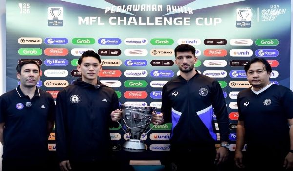 Pengendali Sabah, Juan Torres Garrido (kiri) dan kapten pasukan Dominic Tan (dua dari kiri) bersama Ketua Jurulatih Penang, Wan Rohaimi Wan Ismail serta ketua pasukan, Stefano Brundo bergambar dengan trofi menjelang final MFL Challenge Cup. /Foto FB Sabah FC