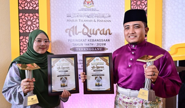 Johan Qari Cik Hasnul Taqiyuddin Cik Sazali (kanan) dan Johan Qariah Nur Syakura Mohamad Musa (kiri) menunjukkan trofil dan sijil pada Majlis Penutup dan Pengurniaan Hadiah Tilawah dan Hafazan Al-Quran Peringkat Kebangsaan/ BERNAMA