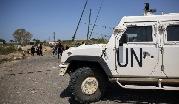 Pengaman UNIFIL meninjau lokasi selepas serangan Israel musnahkan jambatan utama di Qasmiyeh, Lubnan/Foto REUTERS