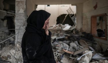 Zahra kembali melihat rumahnya musnah akibat serangan Israel di Lubnan/Foto REUTERS