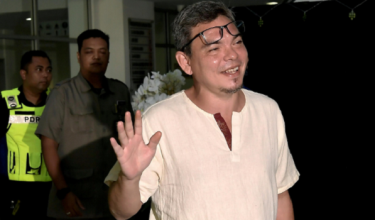 Muhammad Yasin selepas prosiding di Mahkamah Tinggi di sini, hari ini/ BERNAMA