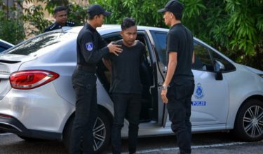 Pengawal keselamatan Mohamad Aizat Samin dihadapkan ke Mahkamah Majistret Bandar Baru Bangi di sini hari ini atas pertuduhan membunuh anak kandungnya yang berusia enam bulan di sebuah pangsapuri di Beranang, Selangor/Foto BERNAMA