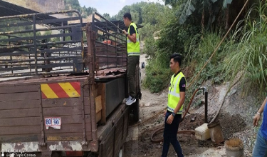 Penguat kuasa KPDN Pahang melakukan pemeriksaan sebuah lori yang disyaki melakukan aktiviti menyeludup diesel ketika Ops Tiris 3.0 Rabu lalu./ Foto: KPDN Pahang