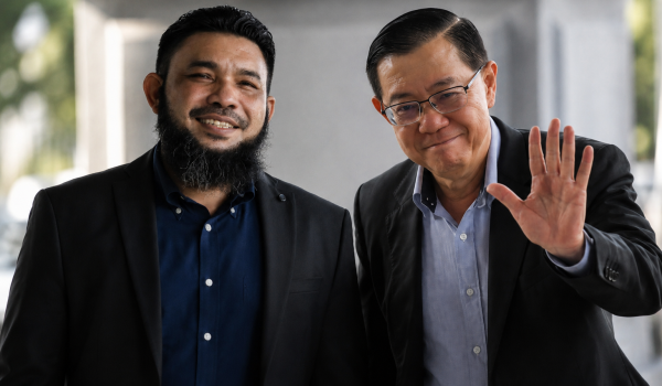 n Wan Muhammad Azri Wan Deris atau lebih dikenali sebagai Papagomo (kiri)