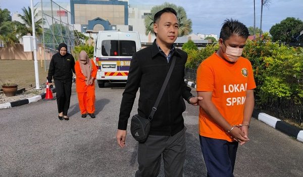 Kedua-dua suspek berusia lingkungan 30-an ditahan ketika hadir memberi keterangan di pejabat SPRM Terengganu, semalam.