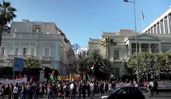 Penunjuk perasaan berhimpun di luar Kementerian Luar Greece di Athens kapal terlibat dalam misi kemanusiaan antarabangsa Global Sumud Flotilla (GSF) 2.0 dipintas Zionis/ REUTERS