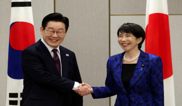 Perdana Menteri Jepun, Sanae Takaichi berjabat tangan dengan Presiden Korea Selatan, Lee Jae Myung pada pertemuan terakhir mereka, Januari lalu/ Foto REUTERS