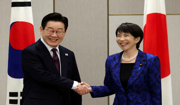 Perdana Menteri Jepun, Sanae Takaichi berjabat tangan dengan Presiden Korea Selatan, Lee Jae Myung pada pertemuan terakhir mereka, Januari lalu/ Foto REUTERS