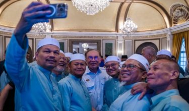 YAB Perdana Menteri, Dato' Seri Anwar Ibrahim menyantuni para jemaah haji di Kompleks Seri Perdana, Putrajaya. 19 Mei 2026. IZZUDDIN ABD RADZAK/Pejabat Perdana Menteri.

NO SALES; NO ARCHIVE; RESTRICTED TO EDITORIAL USE ONLY. NOTE TO EDITORS: This handout videos may only be used for editorial reporting purposes for the contemporaneous illustration of events, things or the people in the visual or facts mentioned in the caption. Reuse of the videos may require further permission. MANDATORY CREDIT - Izzuddin A