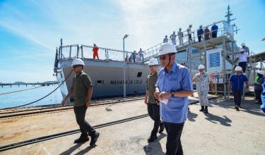 LUMUT, 19 Mei --  Menteri Pertahanan Datuk Seri Mohamed Khaled Nordin meninjau kerja-kerja pembinaan kapal tempur pesisir atau Littoral Combat Ship (LCS) semasa lawatan kerja ke Lumut Naval Shipyard hari ini.


--fotoBERNAMA (2026) HAK CIPTA TERPELIHARA