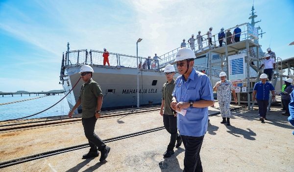 LUMUT, 19 Mei --  Menteri Pertahanan Datuk Seri Mohamed Khaled Nordin meninjau kerja-kerja pembinaan kapal tempur pesisir atau Littoral Combat Ship (LCS) semasa lawatan kerja ke Lumut Naval Shipyard hari ini.


--fotoBERNAMA (2026) HAK CIPTA TERPELIHARA