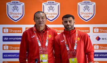 Ketua Jurulatih Selangor FC Kim Pan Gon (kiri) bersama pemain Selangor FC Hugo Boumous (kanan) bergambar selepas sidang media Perlawanan Akhir Piala Shopee antara Selangor FC dan Buriram United FC di Stadium MBPJ/Foto BERNAMA